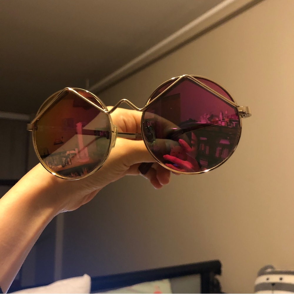 Barely worn sunglasses. With the case.